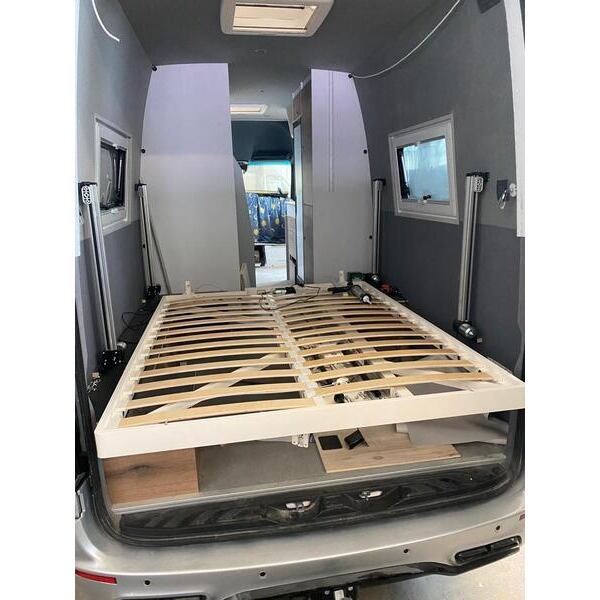 Levně Lůžko Carbest s elektrickým zvedáním verze Mercedes Sprinter