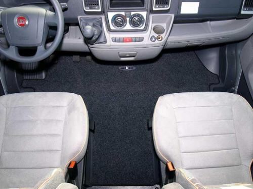 Der weiche Teppich Carbest für die Fahrerkabine passend für den Ford Transit (ab 04/2006 mit Handbre