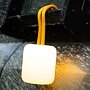zelená Silikonová kempingová lucerna SUNNYSIDE Floppy, oranžová – ukázka použití
