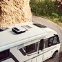 Střešní klimatizace Dometic FJZ7 2200 – bílá, namontovaná na střeše vozu